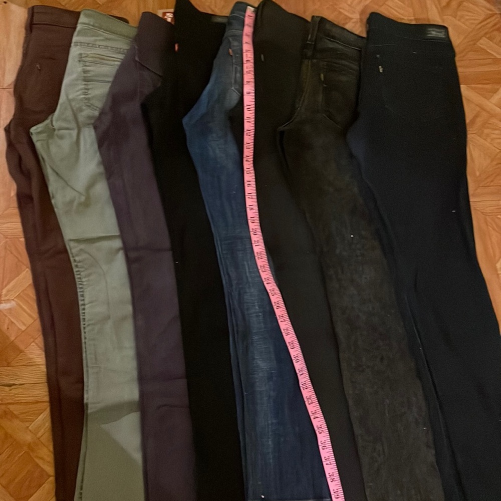 LEVIS BUNDLE 6 JEANS and 2 KHAKIS Assorted colors. ALL are juniors size 9.